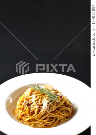 義大利麵肉醬配碎起司和迷迭香，以黑色背景拍攝。 134095094