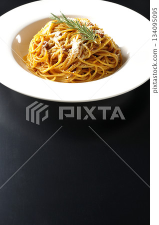 義大利麵肉醬配碎起司和迷迭香，以黑色背景拍攝。 134095095