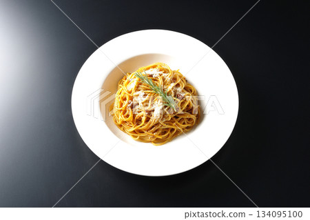 義大利麵肉醬配碎起司和迷迭香，以黑色背景拍攝。 134095100