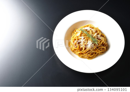 義大利麵肉醬配碎起司和迷迭香，以黑色背景拍攝。 134095101