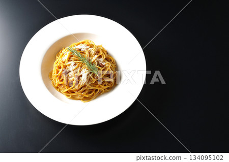 義大利麵肉醬配碎起司和迷迭香，以黑色背景拍攝。 134095102
