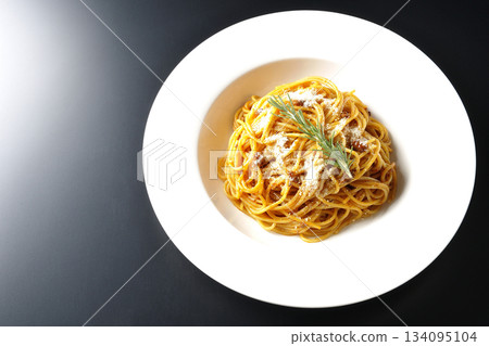 義大利麵肉醬配碎起司和迷迭香，以黑色背景拍攝。 134095104