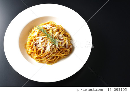 義大利麵肉醬配碎起司和迷迭香，以黑色背景拍攝。 134095105