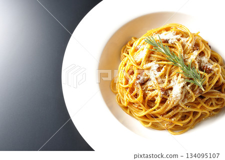 義大利麵肉醬配碎起司和迷迭香，以黑色背景拍攝。 134095107