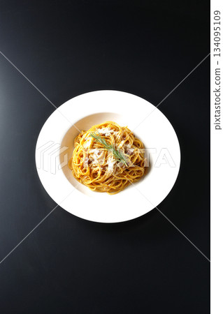 義大利麵肉醬配碎起司和迷迭香，以黑色背景拍攝。 134095109
