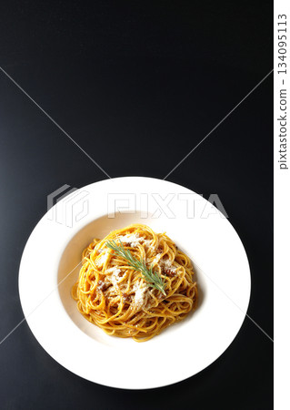 義大利麵肉醬配碎起司和迷迭香，以黑色背景拍攝。 134095113