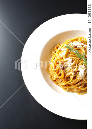 義大利麵肉醬配碎起司和迷迭香，以黑色背景拍攝。 134095118