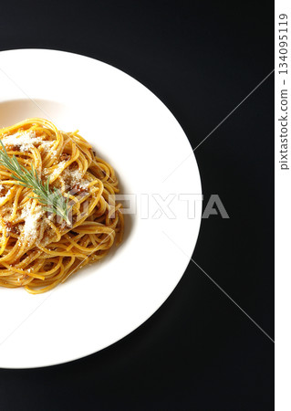 義大利麵肉醬配碎起司和迷迭香，以黑色背景拍攝。 134095119