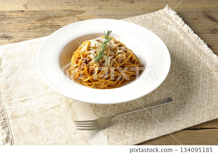 Spaghetti meat sauce with powdered cheese and rosemary 134095185