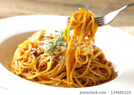 義大利麵肉醬，配上起司粉和迷迭香 134095220