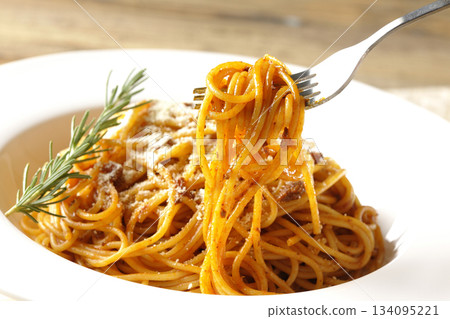 義大利麵肉醬，配上起司粉和迷迭香 134095221