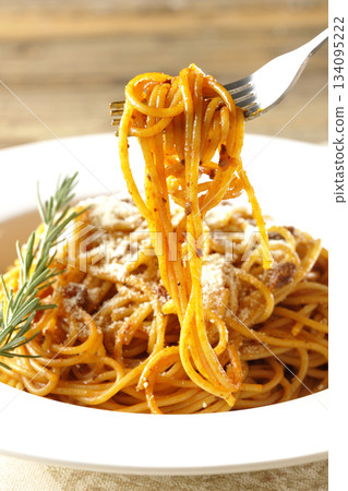 義大利麵肉醬，配上起司粉和迷迭香 134095222