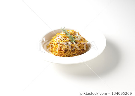 義大利麵肉醬配碎起司和迷迭香，拍攝於白色背景上 134095269