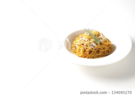 義大利麵肉醬配碎起司和迷迭香，拍攝於白色背景上 134095270