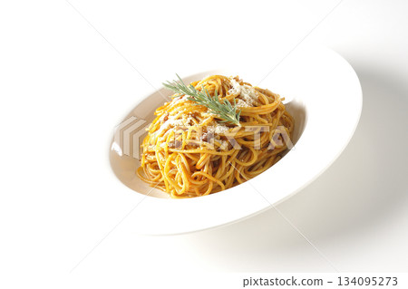 義大利麵肉醬配碎起司和迷迭香，拍攝於白色背景上 134095273