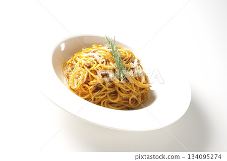 義大利麵肉醬配碎起司和迷迭香，拍攝於白色背景上 134095274