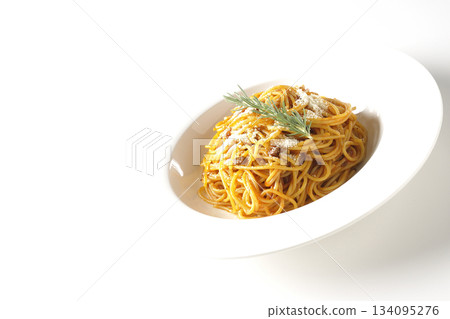 義大利麵肉醬配碎起司和迷迭香，拍攝於白色背景上 134095276