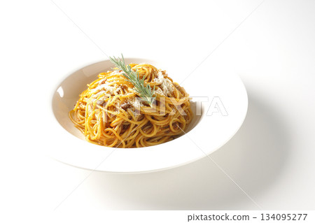 義大利麵肉醬配碎起司和迷迭香，拍攝於白色背景上 134095277