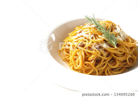 義大利麵肉醬配碎起司和迷迭香，拍攝於白色背景上 134095280