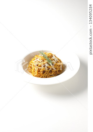 義大利麵肉醬配碎起司和迷迭香，拍攝於白色背景上 134095284