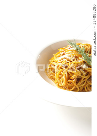 義大利麵肉醬配碎起司和迷迭香，拍攝於白色背景上 134095290