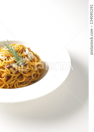 義大利麵肉醬配碎起司和迷迭香，拍攝於白色背景上 134095291