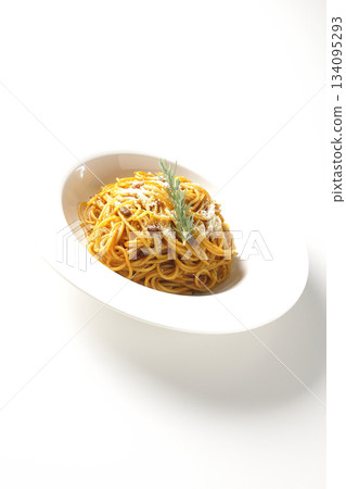 義大利麵肉醬配碎起司和迷迭香，拍攝於白色背景上 134095293