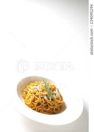義大利麵肉醬配碎起司和迷迭香，拍攝於白色背景上 134095294