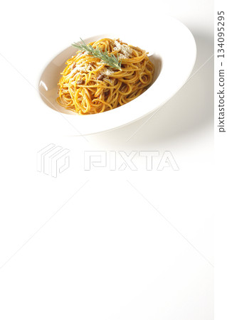 義大利麵肉醬配碎起司和迷迭香，拍攝於白色背景上 134095295