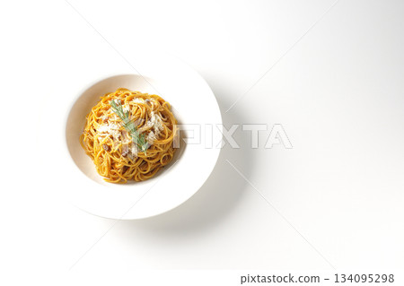 義大利麵肉醬配碎起司和迷迭香，拍攝於白色背景上 134095298