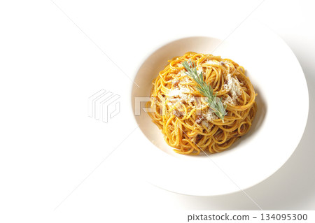 義大利麵肉醬配碎起司和迷迭香，拍攝於白色背景上 134095300