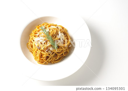 義大利麵肉醬配碎起司和迷迭香，拍攝於白色背景上 134095301