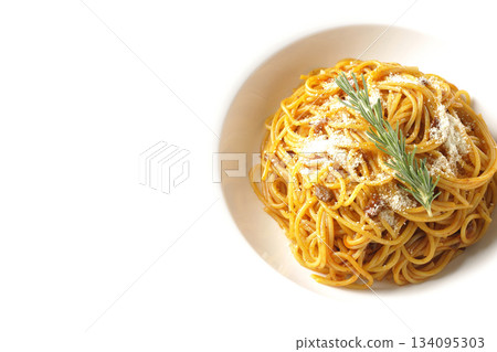 義大利麵肉醬配碎起司和迷迭香，拍攝於白色背景上 134095303