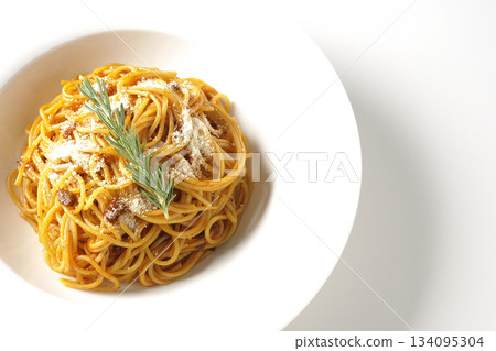 義大利麵肉醬配碎起司和迷迭香，拍攝於白色背景上 134095304