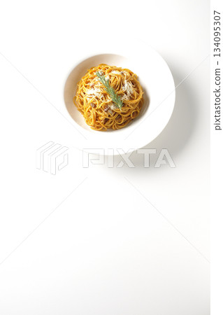 義大利麵肉醬配碎起司和迷迭香，拍攝於白色背景上 134095307