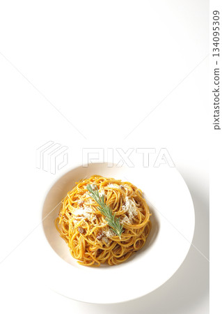 義大利麵肉醬配碎起司和迷迭香，拍攝於白色背景上 134095309