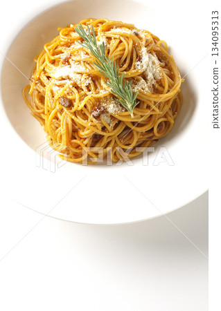 義大利麵肉醬配碎起司和迷迭香，拍攝於白色背景上 134095313
