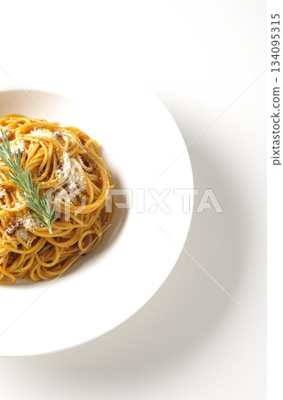 義大利麵肉醬配碎起司和迷迭香，拍攝於白色背景上 134095315