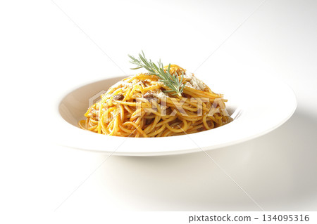 義大利麵肉醬配碎起司和迷迭香，拍攝於白色背景上 134095316