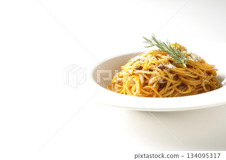 義大利麵肉醬配碎起司和迷迭香，拍攝於白色背景上 134095317