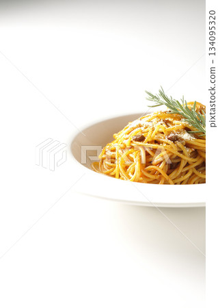 義大利麵肉醬配碎起司和迷迭香，拍攝於白色背景上 134095320