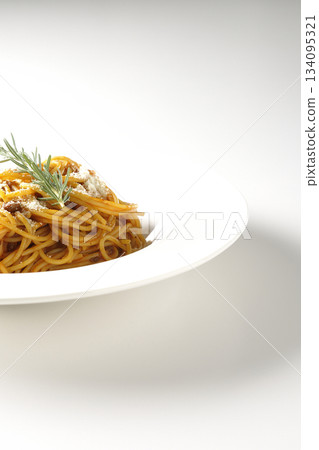 義大利麵肉醬配碎起司和迷迭香，拍攝於白色背景上 134095321