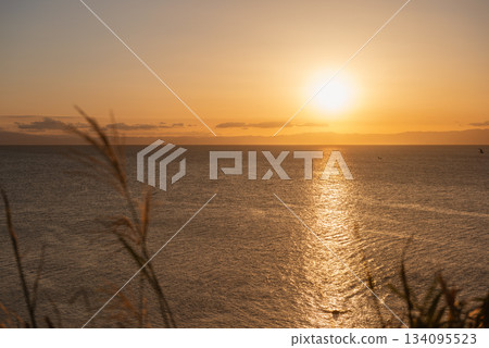 Sunset and coastal scenery of Sagami Bay seen from Arasaki Park (Yokosuka City, Miura Peninsula, Kanagawa Prefecture) 134095523