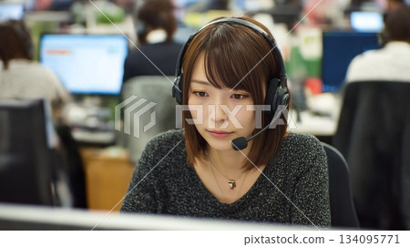 在呼叫中心工作的年輕女子 134095771