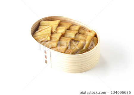盛有煮熟康吉鰻的便當盒，在白色背景下拍攝。 134096686