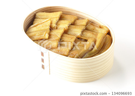 盛有煮熟康吉鰻的便當盒,在白色背景下拍攝。 盛有煮熟康吉鰻的便當盒,在白色背景下拍攝。 134096693