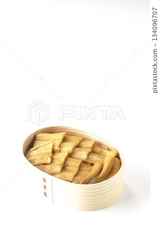 盛有煮熟康吉鰻的便當盒,在白色背景下拍攝。 盛有煮熟康吉鰻的便當盒,在白色背景下拍攝。 134096707