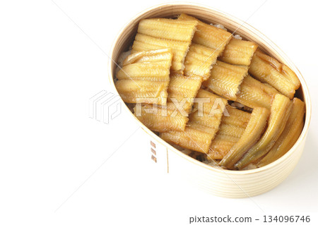 盛有煮熟康吉鰻的便當盒,在白色背景下拍攝。 盛有煮熟康吉鰻的便當盒,在白色背景下拍攝。 134096746