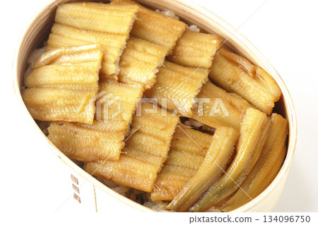 盛有煮熟康吉鰻的便當盒，在白色背景下拍攝。 134096750