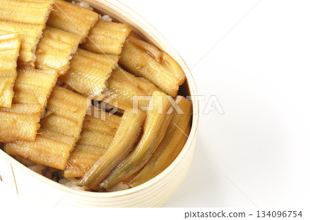 盛有煮熟康吉鰻的便當盒，在白色背景下拍攝。 134096754